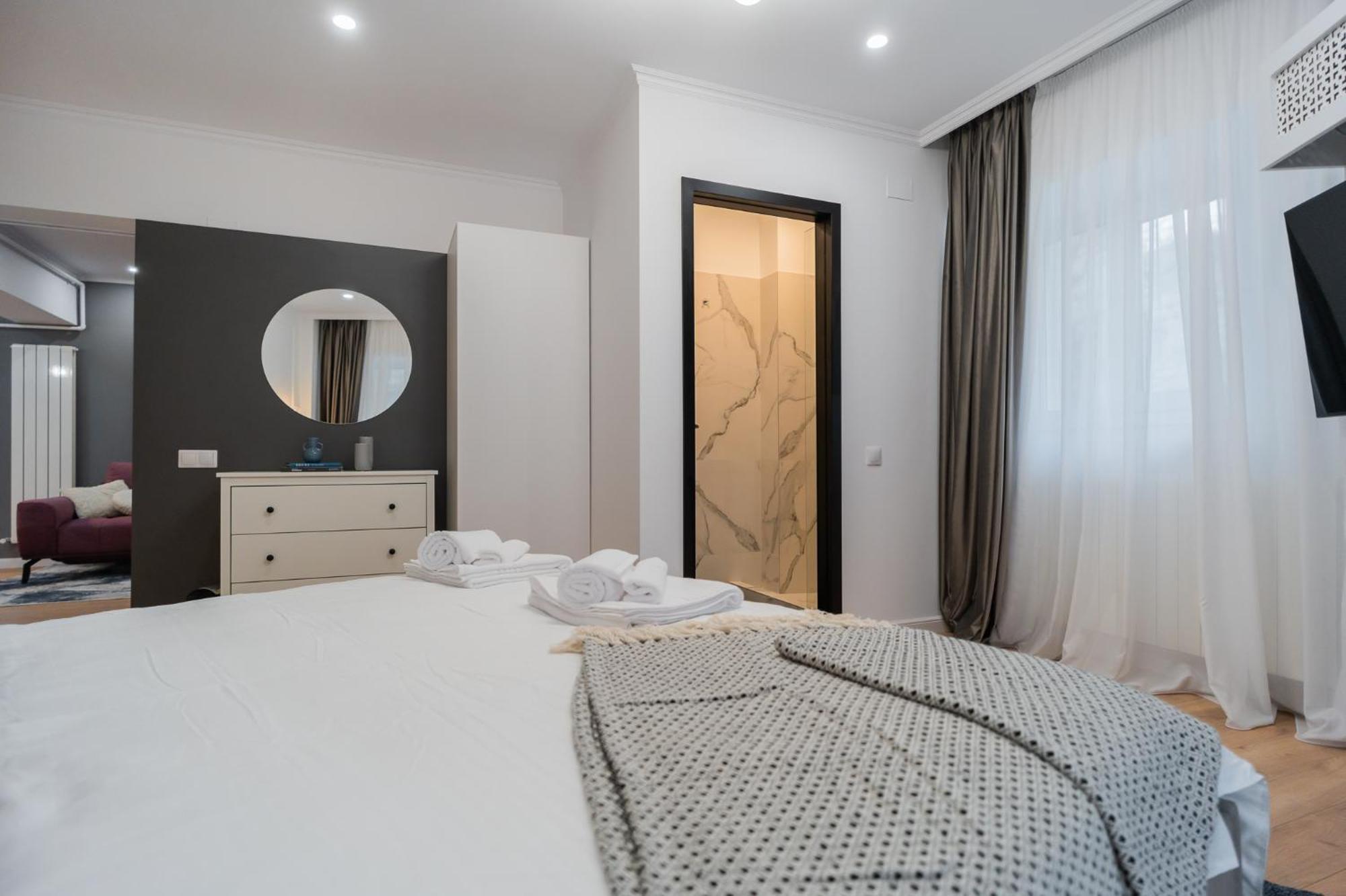 Urban Pearl - Old Town - Unique 4Br/3Ba Apartment Boekarest Buitenkant foto